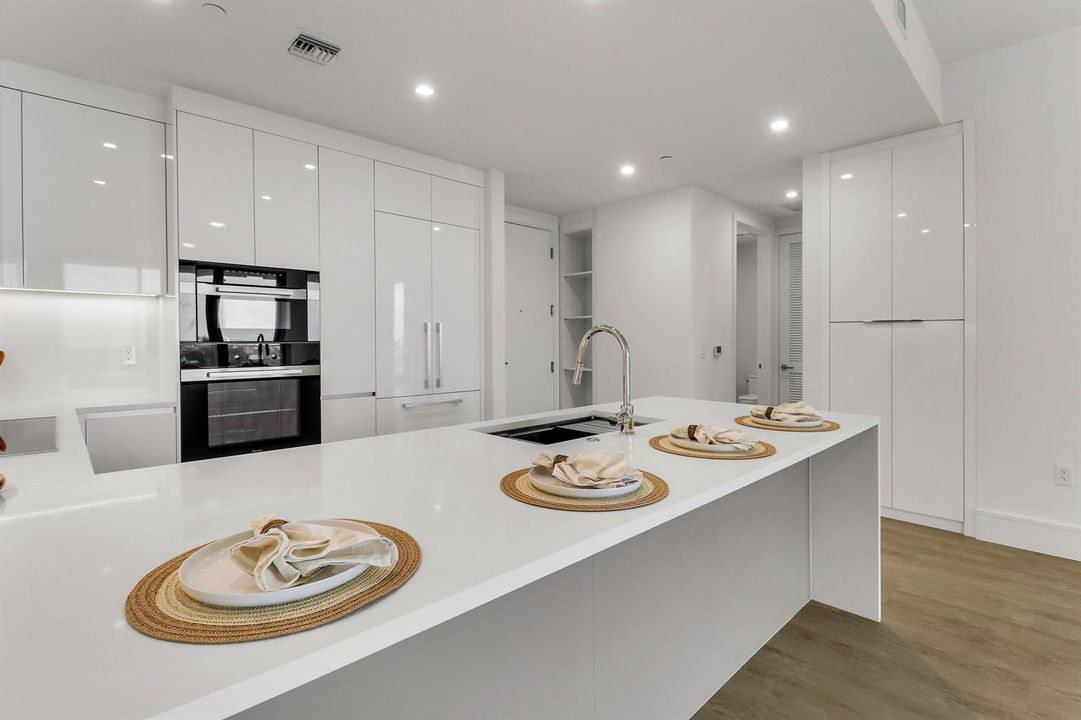 Breakfast Bar and Entry