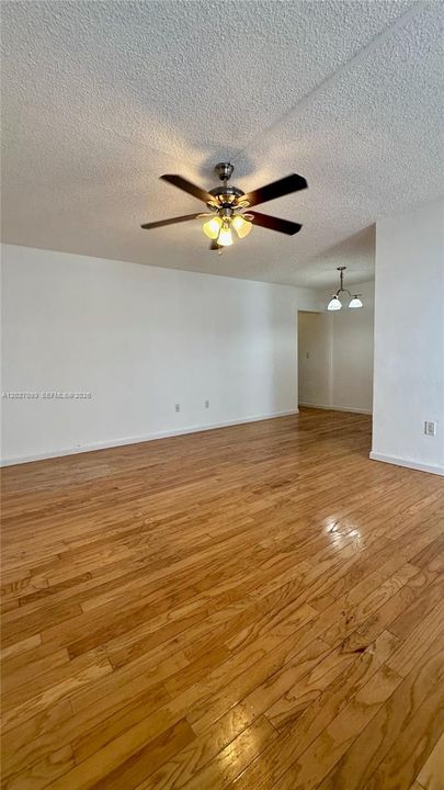 For Sale: $249,000 (1 beds, 1 baths, 675 Square Feet)