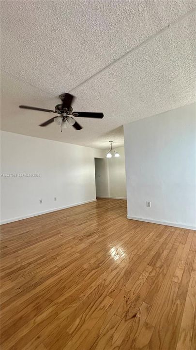 For Sale: $249,000 (1 beds, 1 baths, 675 Square Feet)