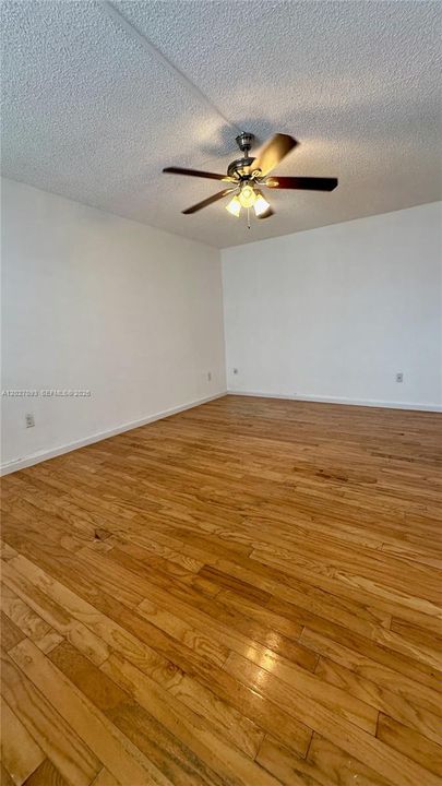 For Sale: $249,000 (1 beds, 1 baths, 675 Square Feet)