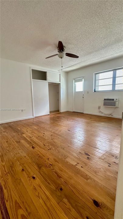 For Sale: $249,000 (1 beds, 1 baths, 675 Square Feet)