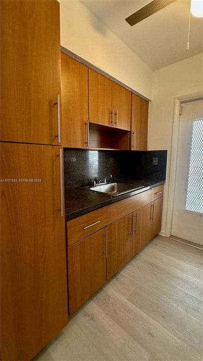 For Sale: $249,000 (1 beds, 1 baths, 675 Square Feet)