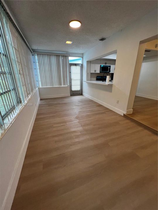 For Sale: $315,900 (2 beds, 1 baths, 1213 Square Feet)