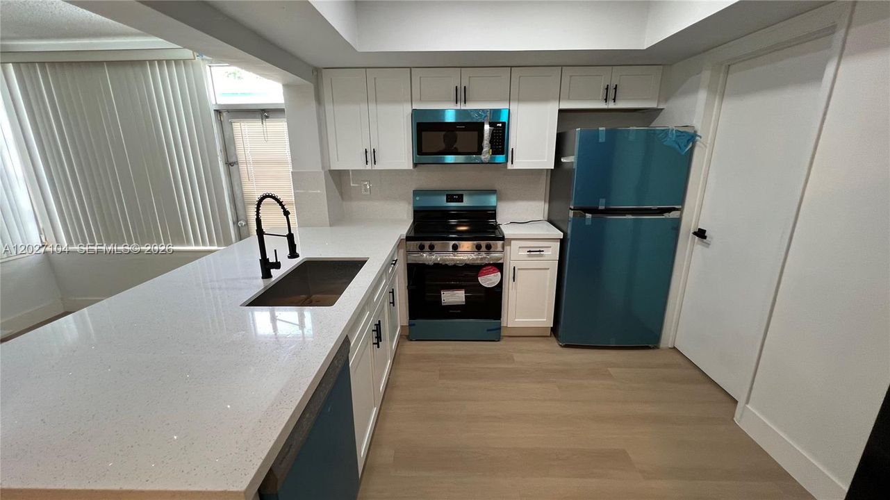 For Sale: $315,900 (2 beds, 1 baths, 1213 Square Feet)