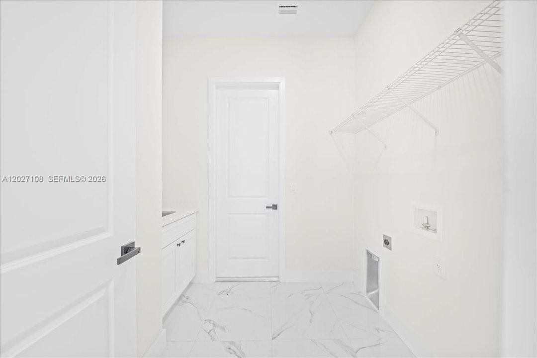 На продажу: $469,900 (4 спален, 2 ванн, 1832 Квадратных фут)