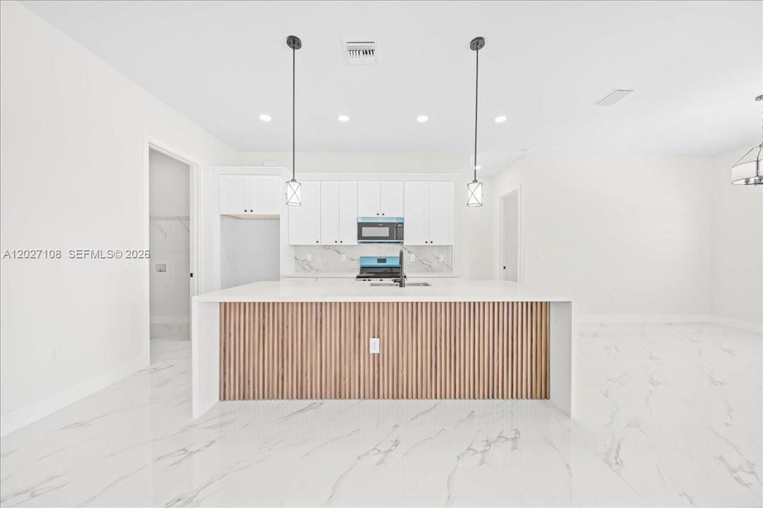 На продажу: $469,900 (4 спален, 2 ванн, 1832 Квадратных фут)