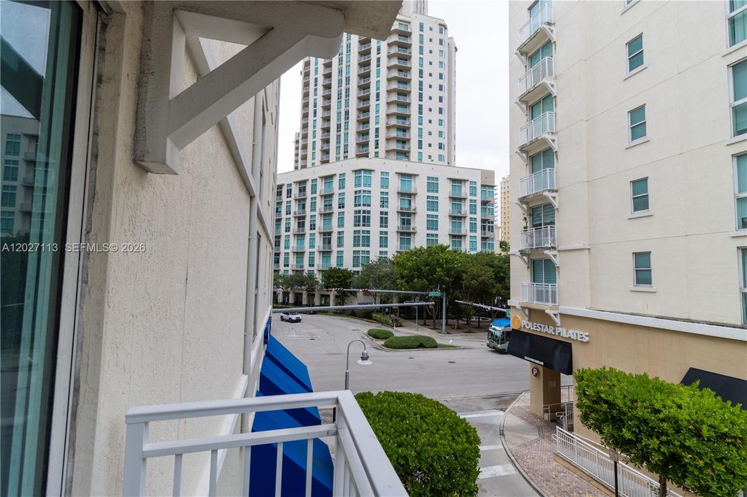 Active With Contract: $400,000 (2 beds, 2 baths, 947 Square Feet)