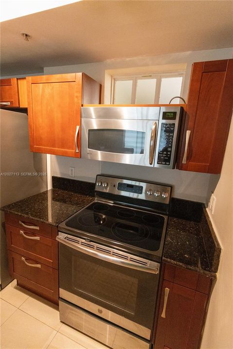 Active With Contract: $400,000 (2 beds, 2 baths, 947 Square Feet)