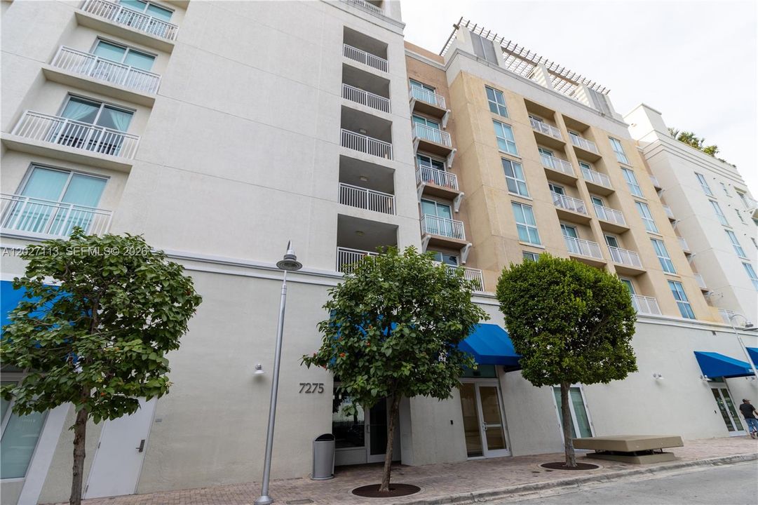 Active With Contract: $400,000 (2 beds, 2 baths, 947 Square Feet)