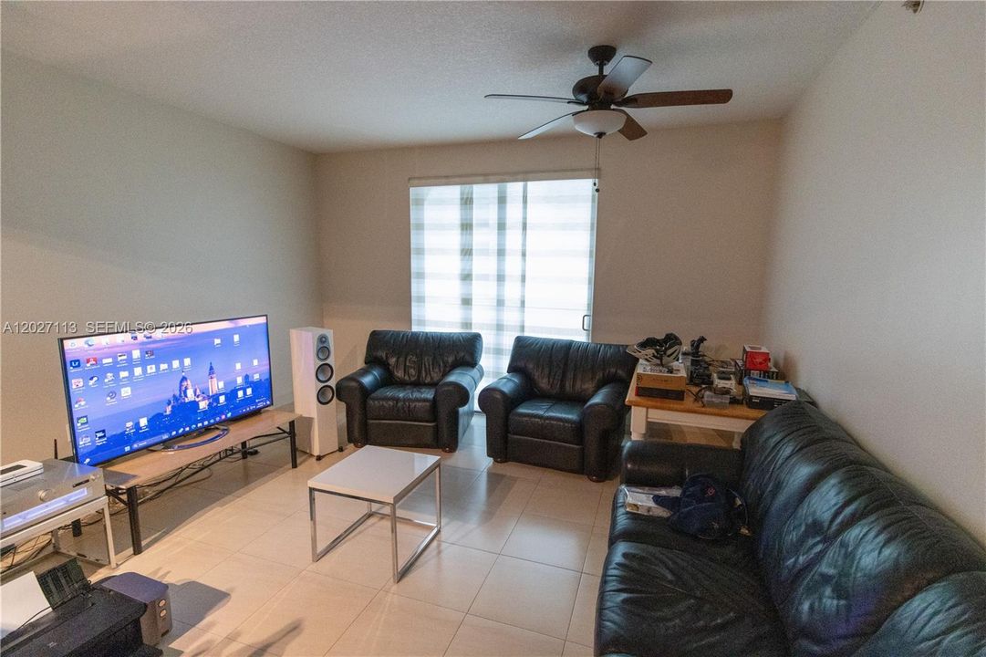 Active With Contract: $400,000 (2 beds, 2 baths, 947 Square Feet)