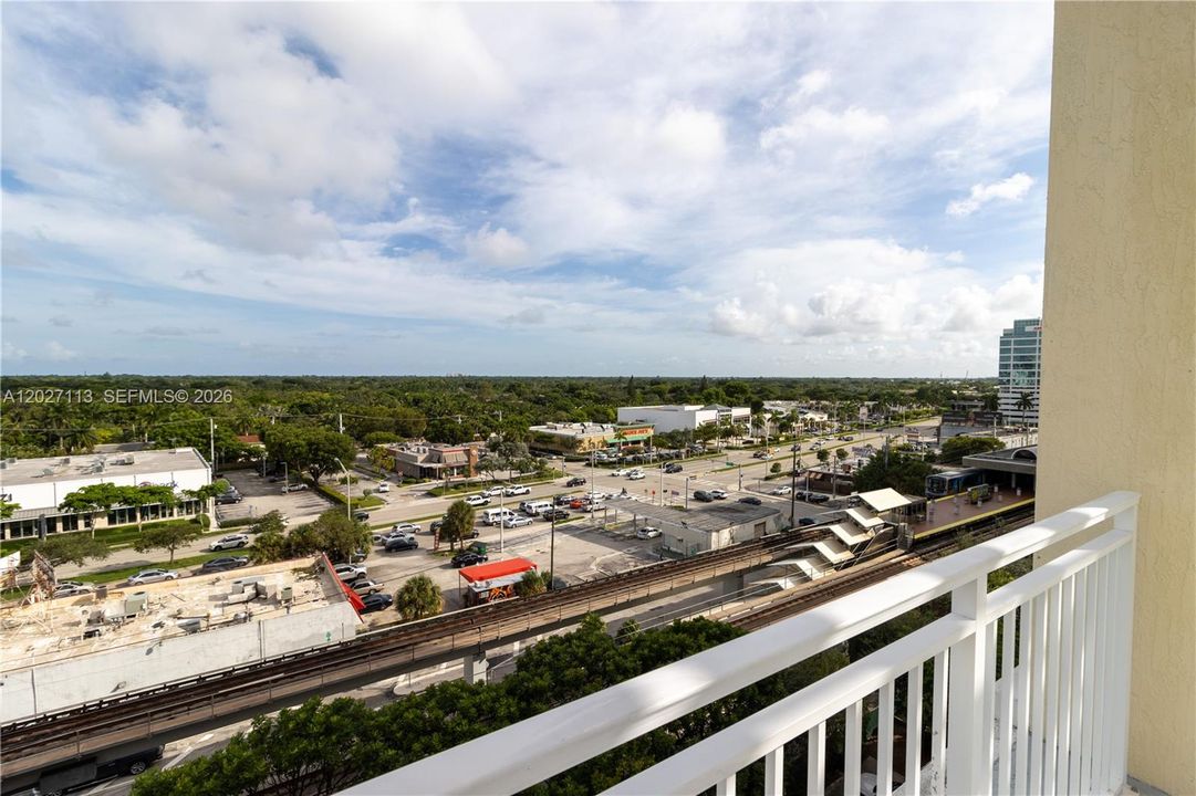 Active With Contract: $400,000 (2 beds, 2 baths, 947 Square Feet)