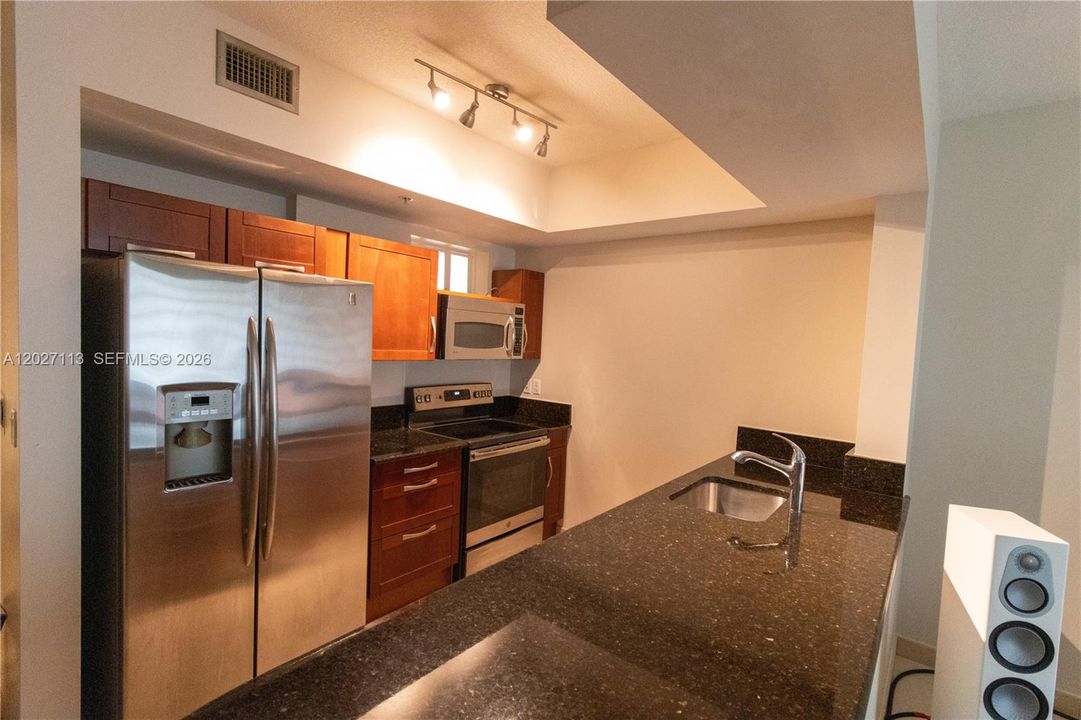 Active With Contract: $400,000 (2 beds, 2 baths, 947 Square Feet)