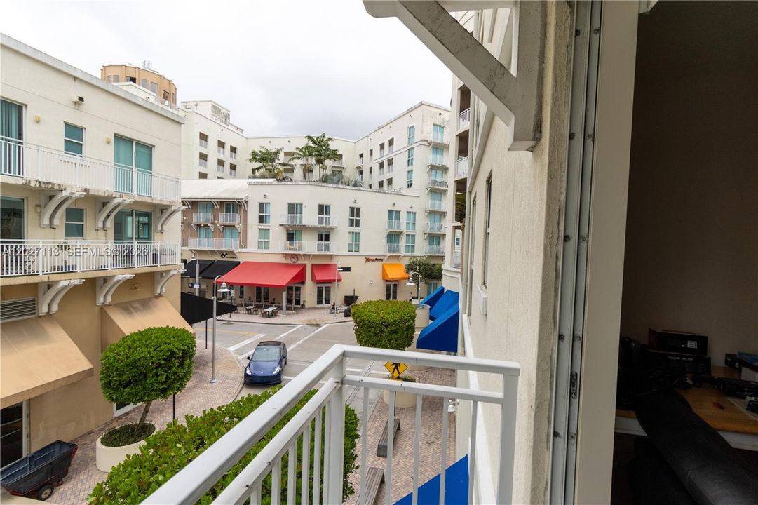Active With Contract: $400,000 (2 beds, 2 baths, 947 Square Feet)