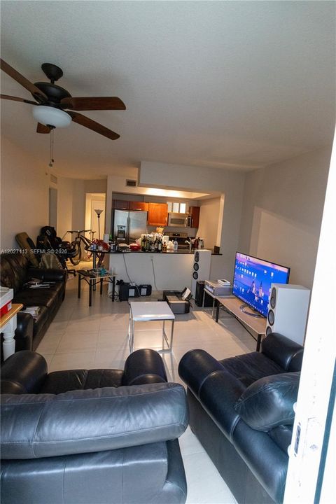 Active With Contract: $400,000 (2 beds, 2 baths, 947 Square Feet)