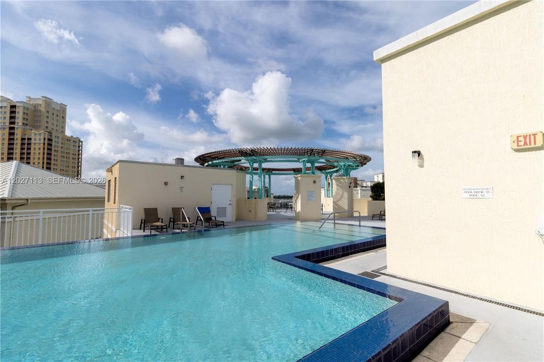 Active With Contract: $400,000 (2 beds, 2 baths, 947 Square Feet)