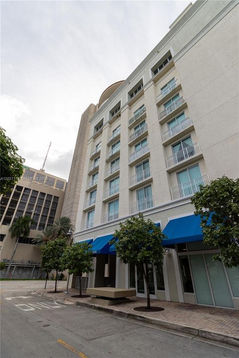 Active With Contract: $400,000 (2 beds, 2 baths, 947 Square Feet)