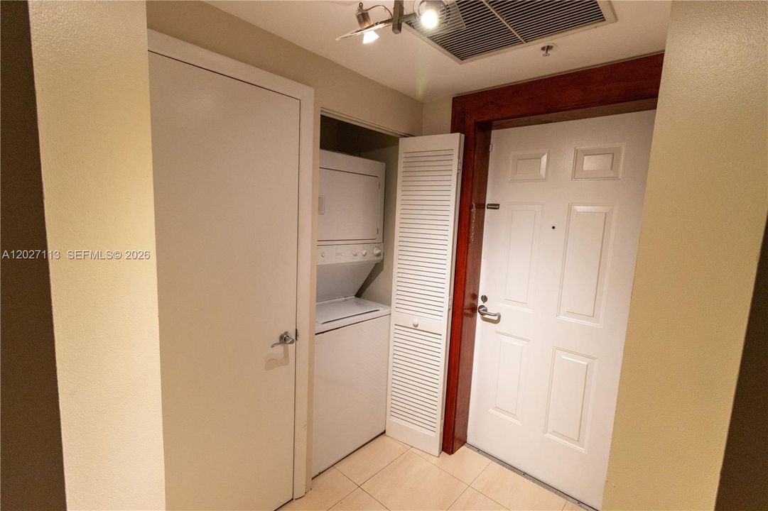 Active With Contract: $400,000 (2 beds, 2 baths, 947 Square Feet)