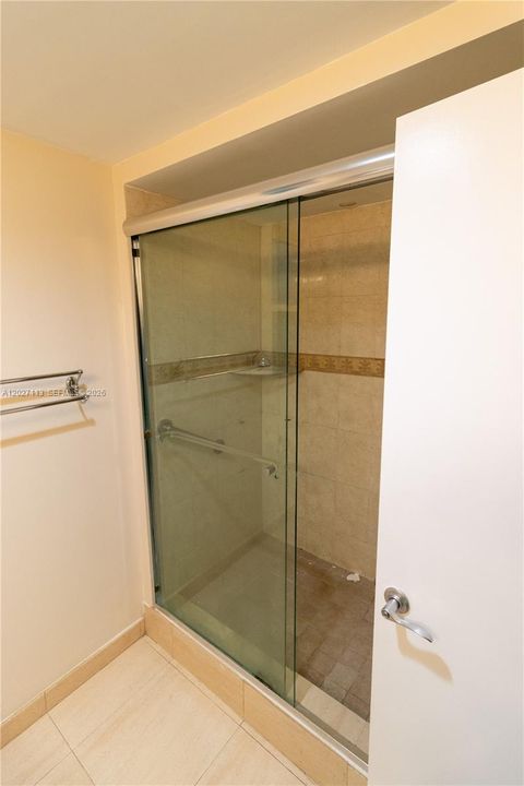 Active With Contract: $400,000 (2 beds, 2 baths, 947 Square Feet)