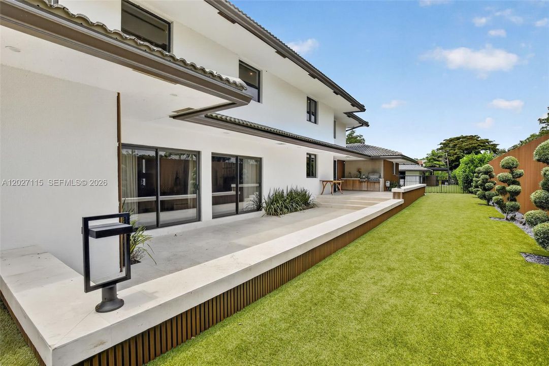 For Sale: $3,975,000 (6 beds, 6 baths, 6472 Square Feet)