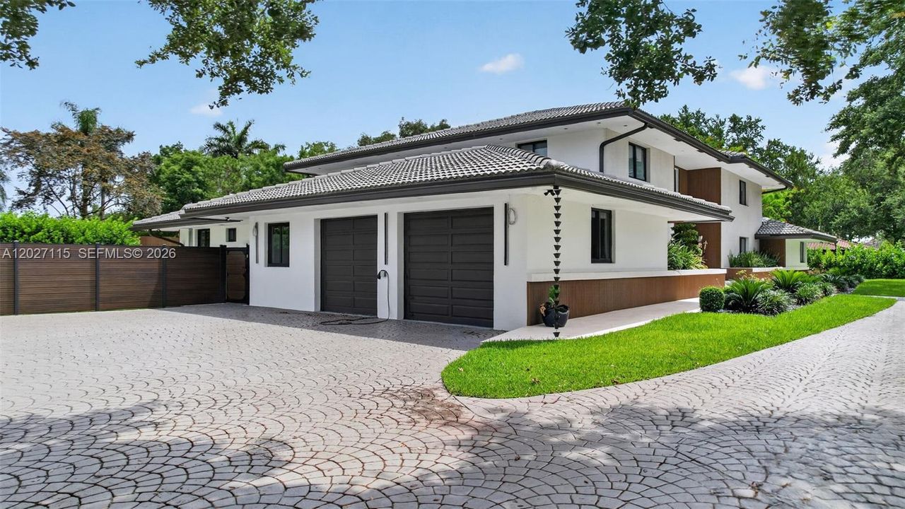 For Sale: $3,975,000 (6 beds, 6 baths, 6472 Square Feet)