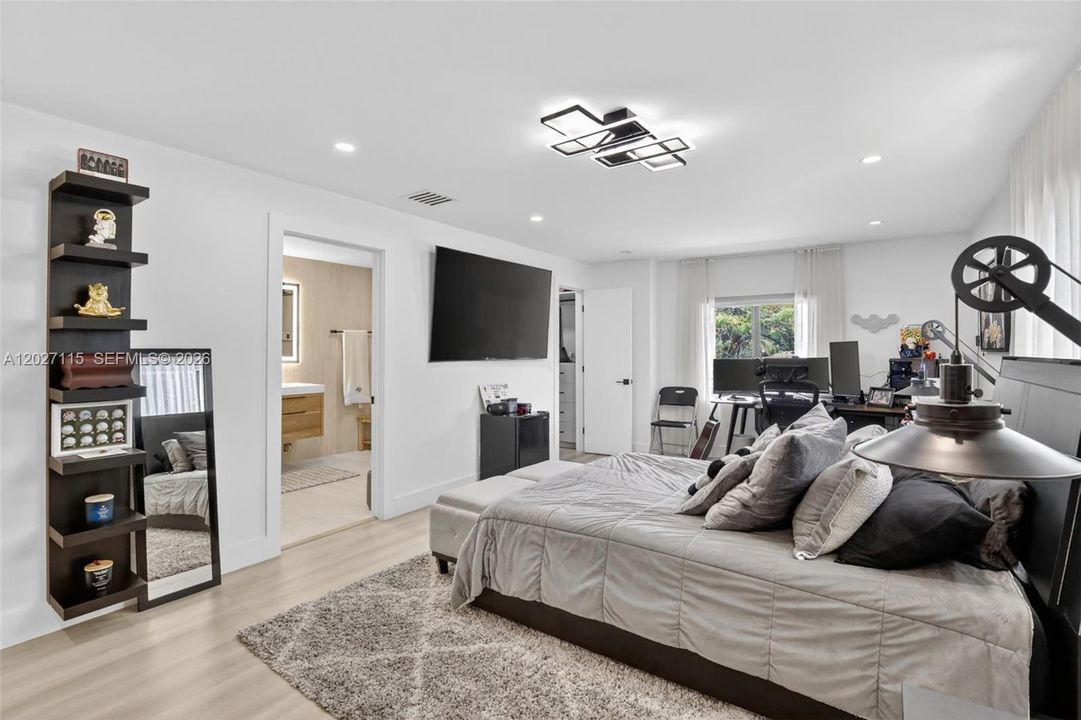 For Sale: $3,975,000 (6 beds, 6 baths, 6472 Square Feet)