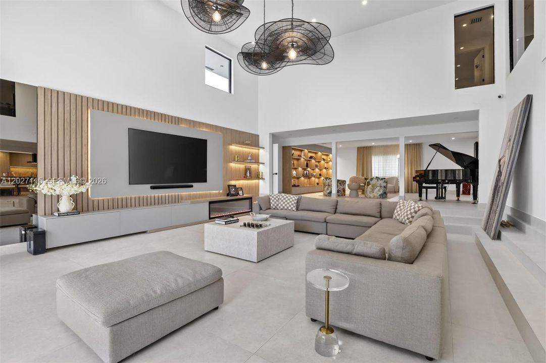 For Sale: $3,975,000 (6 beds, 6 baths, 6472 Square Feet)