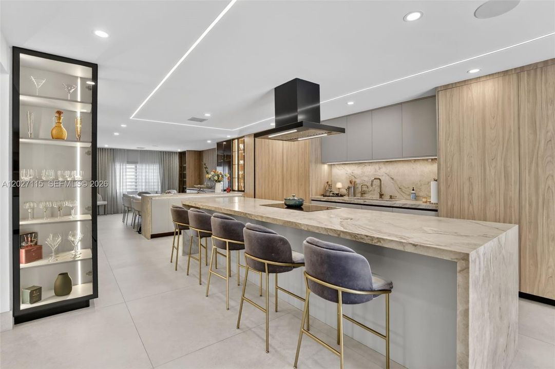 For Sale: $3,975,000 (6 beds, 6 baths, 6472 Square Feet)
