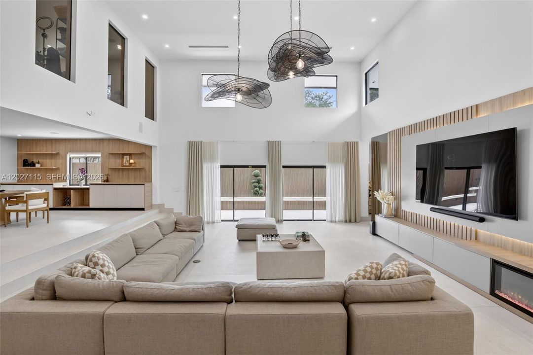 For Sale: $3,975,000 (6 beds, 6 baths, 6472 Square Feet)