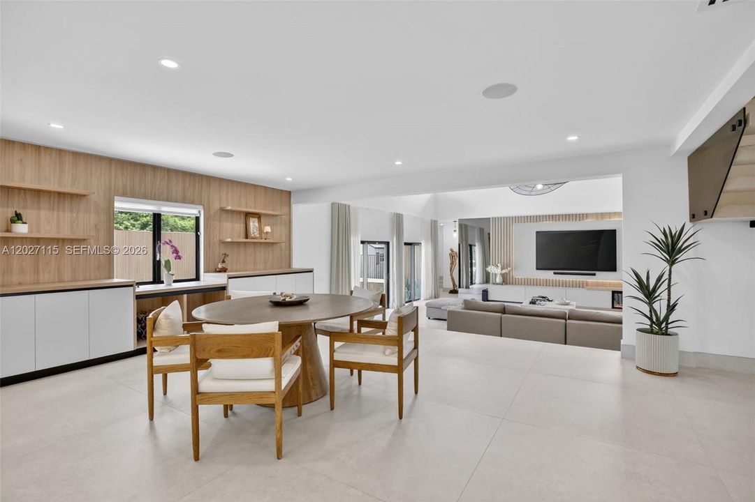 For Sale: $3,975,000 (6 beds, 6 baths, 6472 Square Feet)