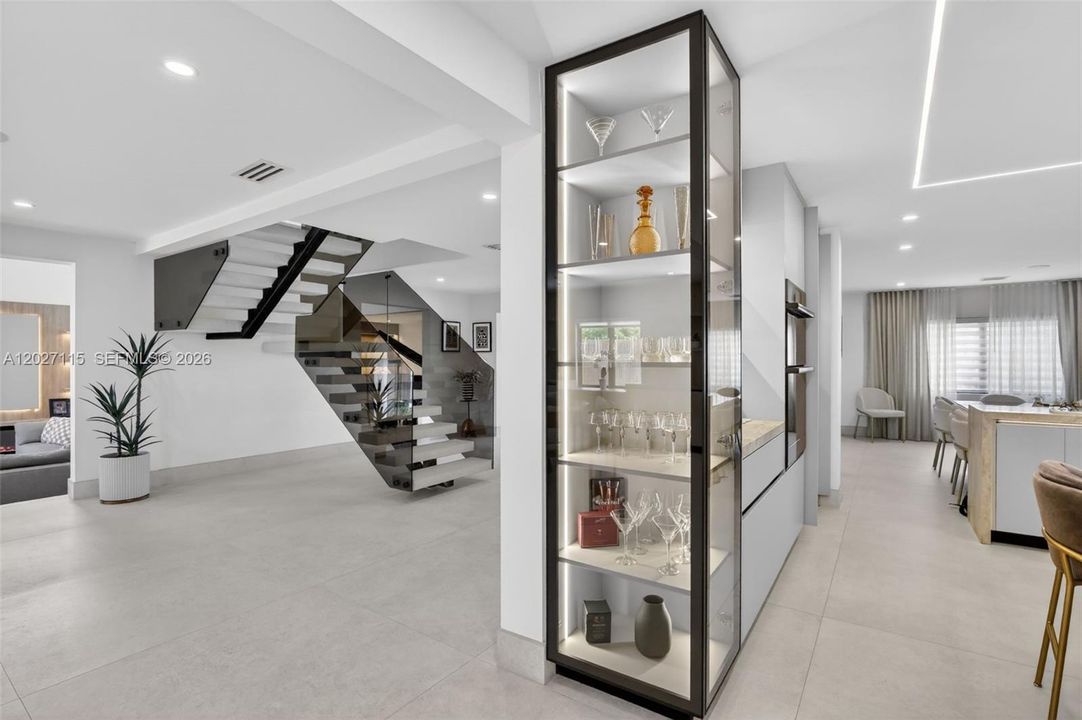 For Sale: $3,975,000 (6 beds, 6 baths, 6472 Square Feet)