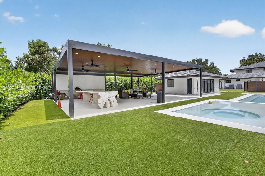 For Sale: $3,975,000 (6 beds, 6 baths, 6472 Square Feet)