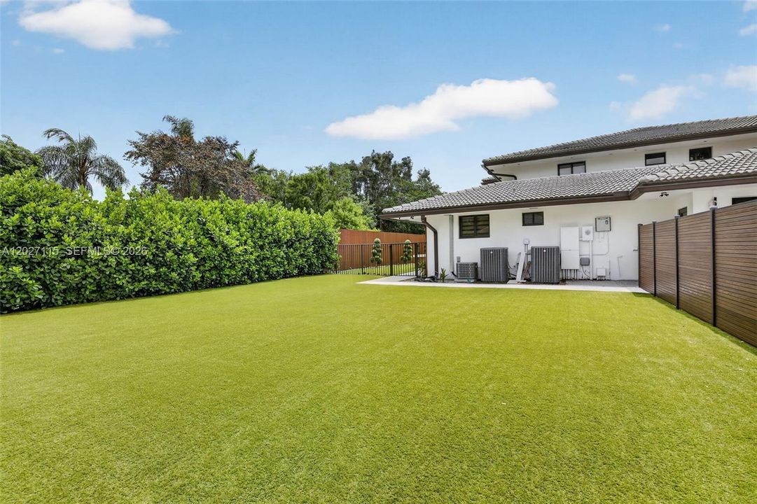 For Sale: $3,975,000 (6 beds, 6 baths, 6472 Square Feet)
