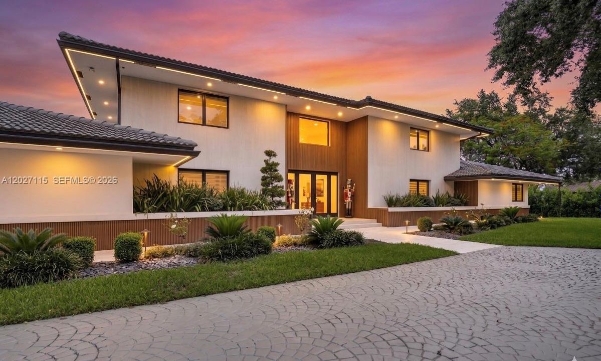 For Sale: $3,975,000 (6 beds, 6 baths, 6472 Square Feet)