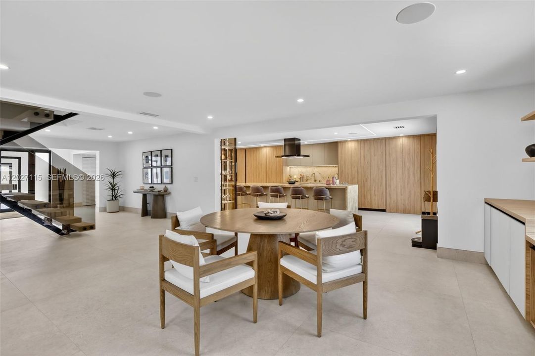 For Sale: $3,975,000 (6 beds, 6 baths, 6472 Square Feet)