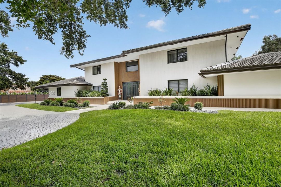 For Sale: $3,975,000 (6 beds, 6 baths, 6472 Square Feet)