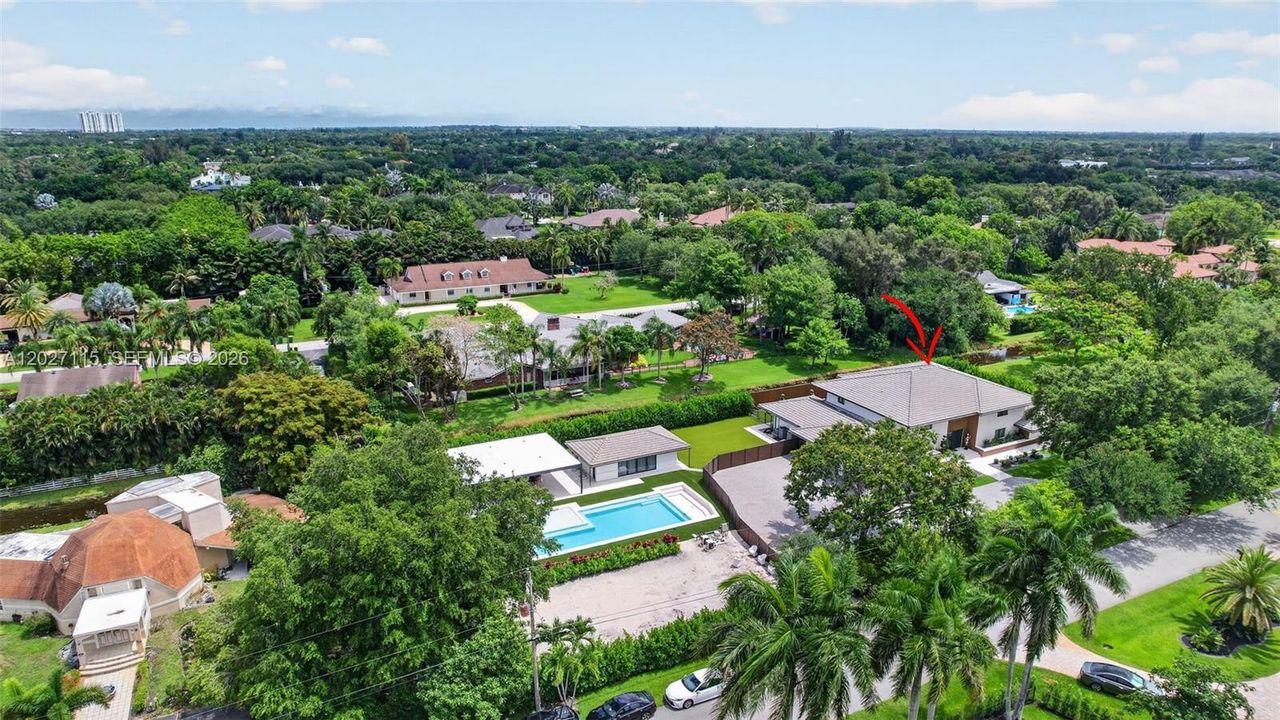 For Sale: $3,975,000 (6 beds, 6 baths, 6472 Square Feet)