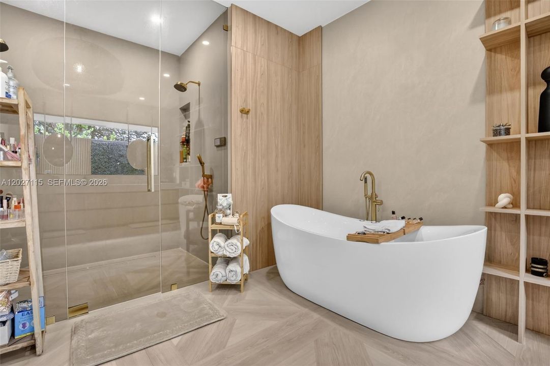 For Sale: $3,975,000 (6 beds, 6 baths, 6472 Square Feet)