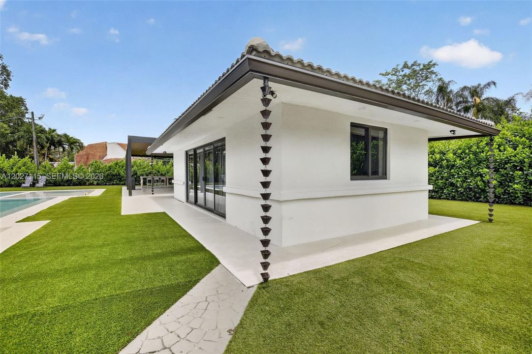 For Sale: $3,975,000 (6 beds, 6 baths, 6472 Square Feet)