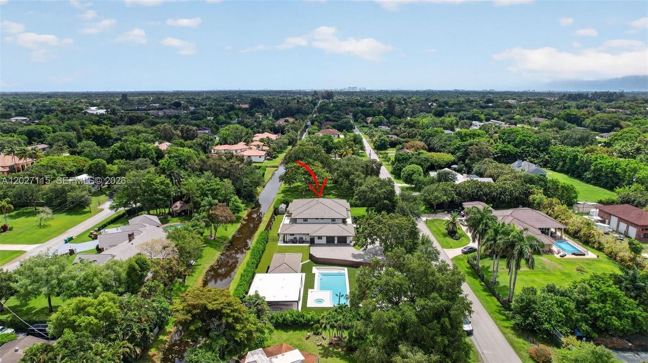For Sale: $3,975,000 (6 beds, 6 baths, 6472 Square Feet)
