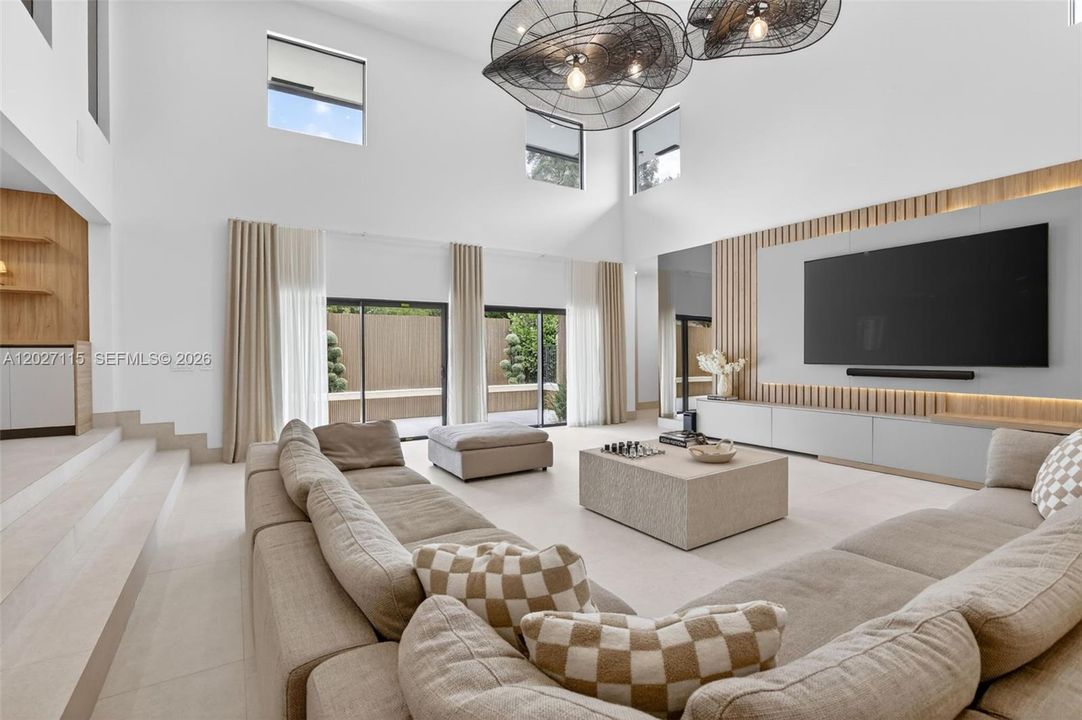 For Sale: $3,975,000 (6 beds, 6 baths, 6472 Square Feet)