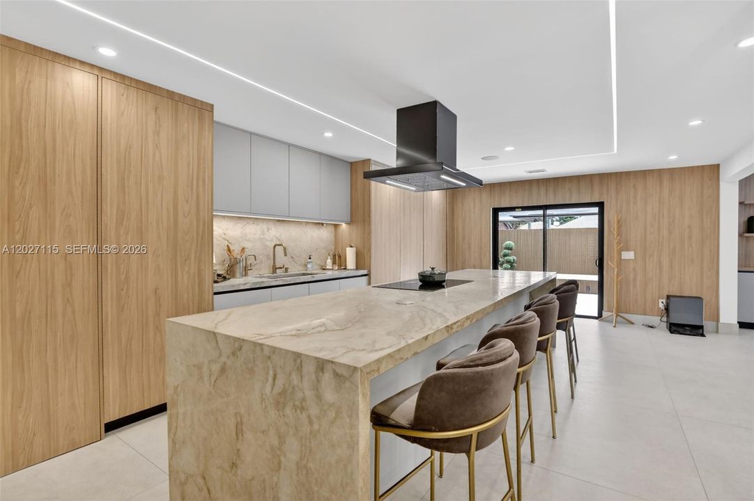 For Sale: $3,975,000 (6 beds, 6 baths, 6472 Square Feet)