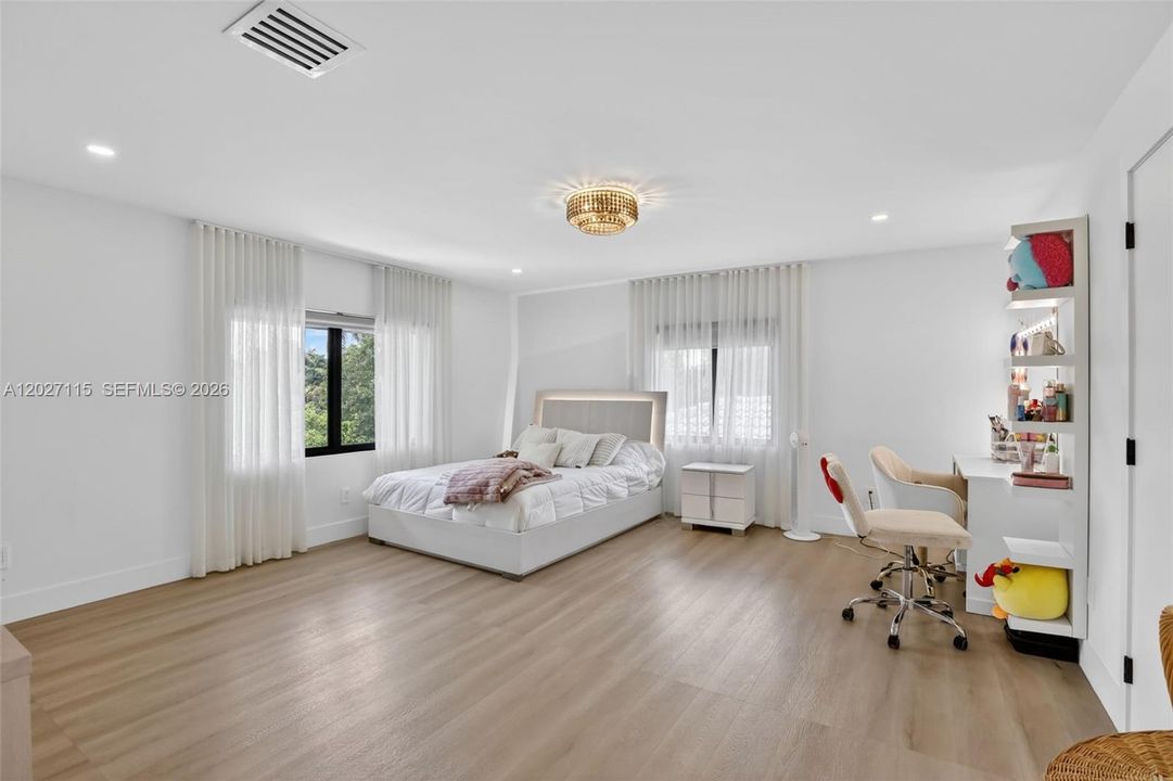 For Sale: $3,975,000 (6 beds, 6 baths, 6472 Square Feet)