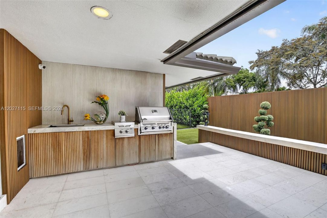 For Sale: $3,975,000 (6 beds, 6 baths, 6472 Square Feet)