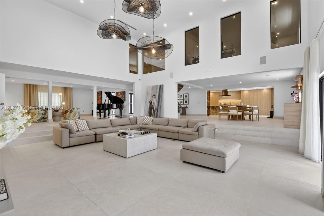 For Sale: $3,975,000 (6 beds, 6 baths, 6472 Square Feet)