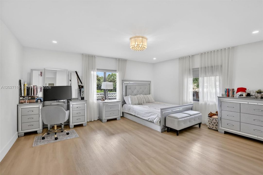 For Sale: $3,975,000 (6 beds, 6 baths, 6472 Square Feet)