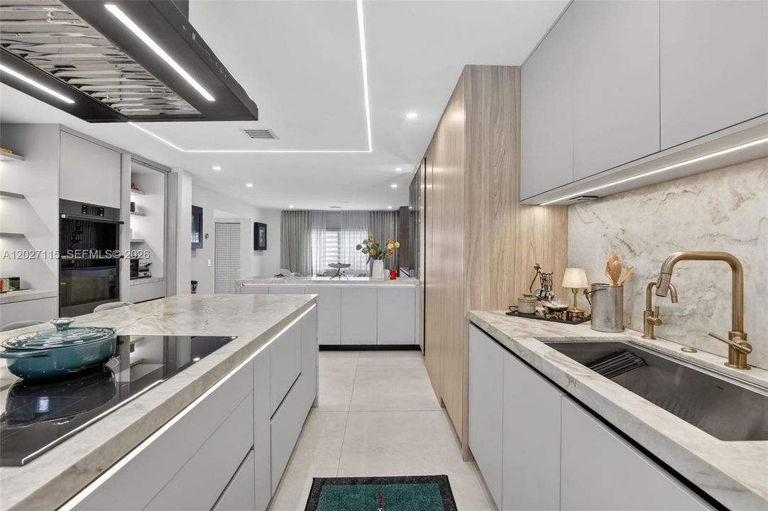 For Sale: $3,975,000 (6 beds, 6 baths, 6472 Square Feet)