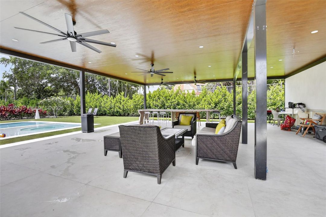 For Sale: $3,975,000 (6 beds, 6 baths, 6472 Square Feet)