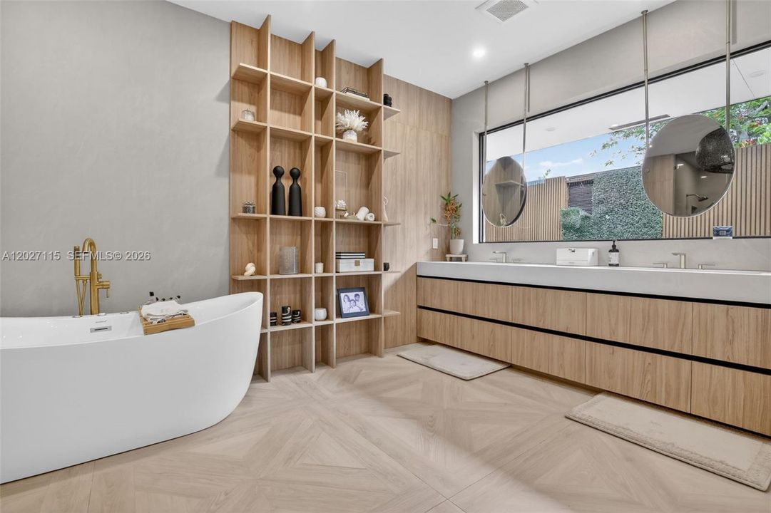 For Sale: $3,975,000 (6 beds, 6 baths, 6472 Square Feet)