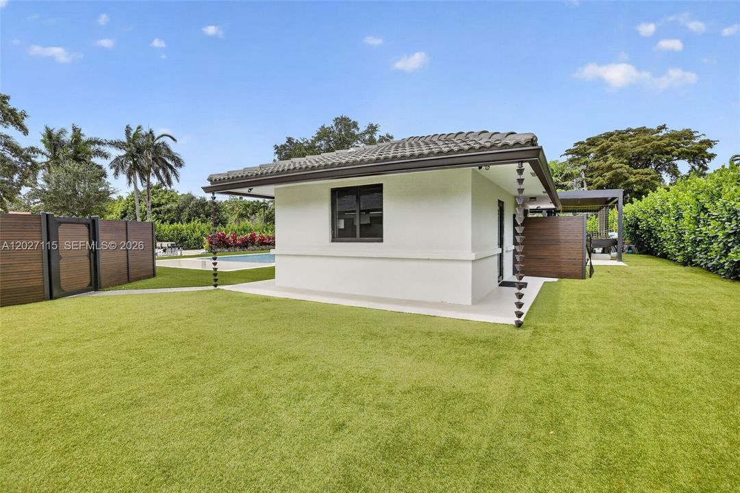 For Sale: $3,975,000 (6 beds, 6 baths, 6472 Square Feet)