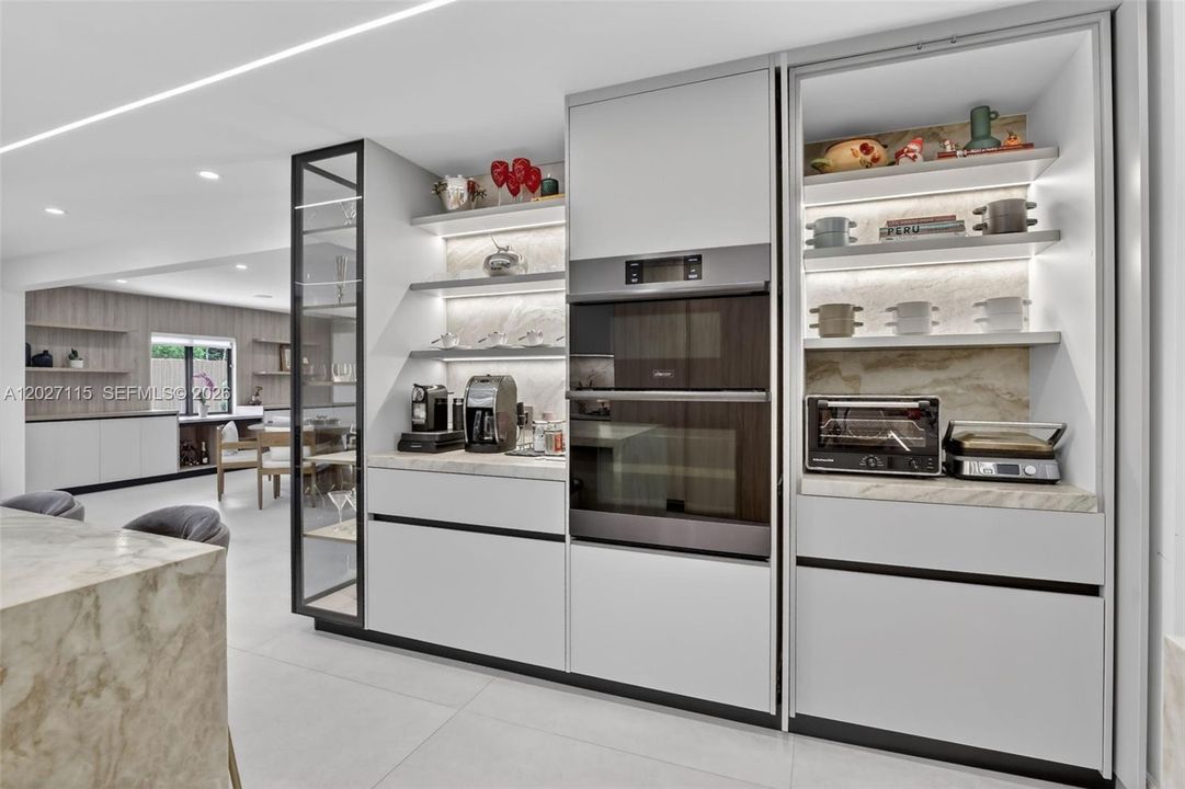 For Sale: $3,975,000 (6 beds, 6 baths, 6472 Square Feet)